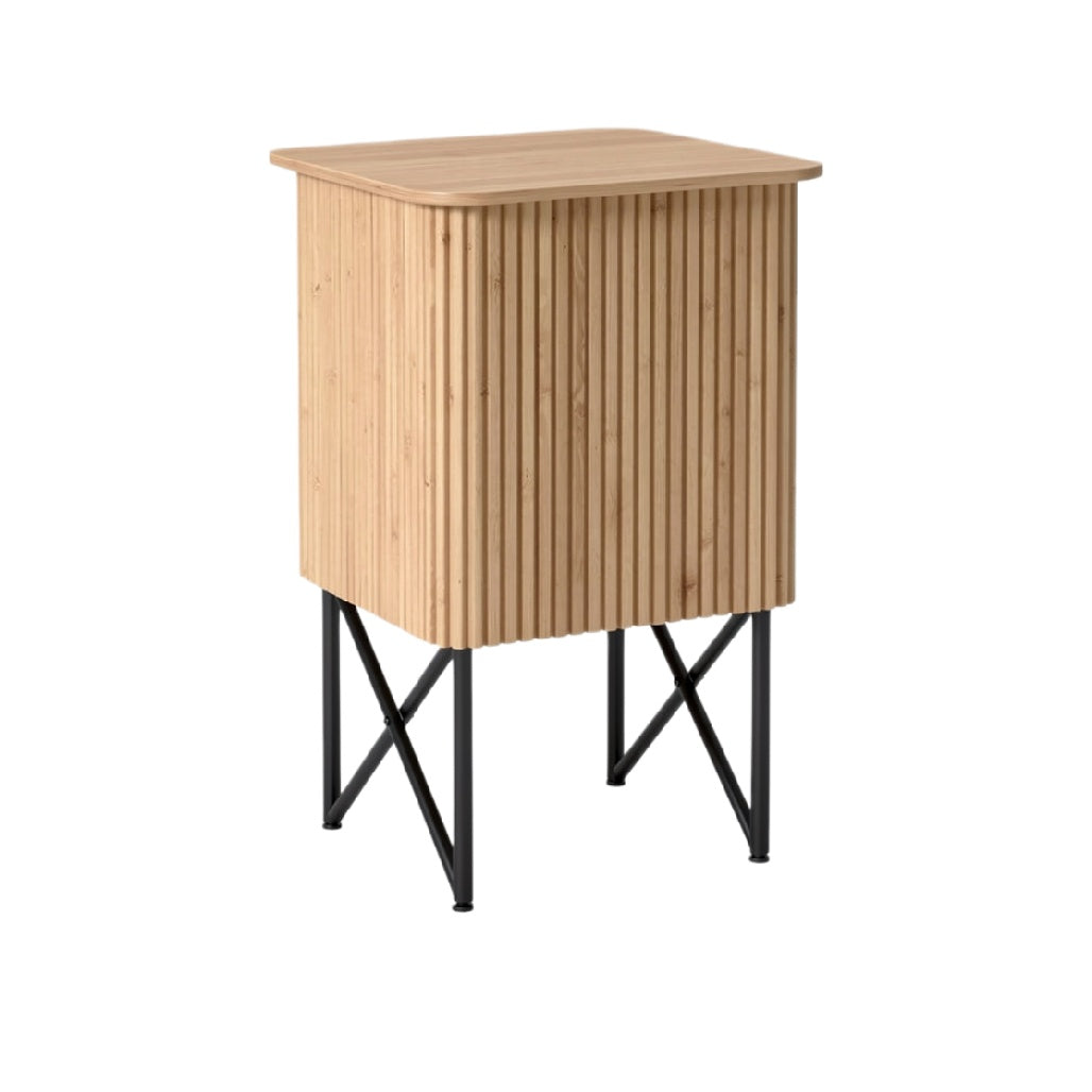 **Moderne houten kast met verticaal lijnen en metalen onderstel**