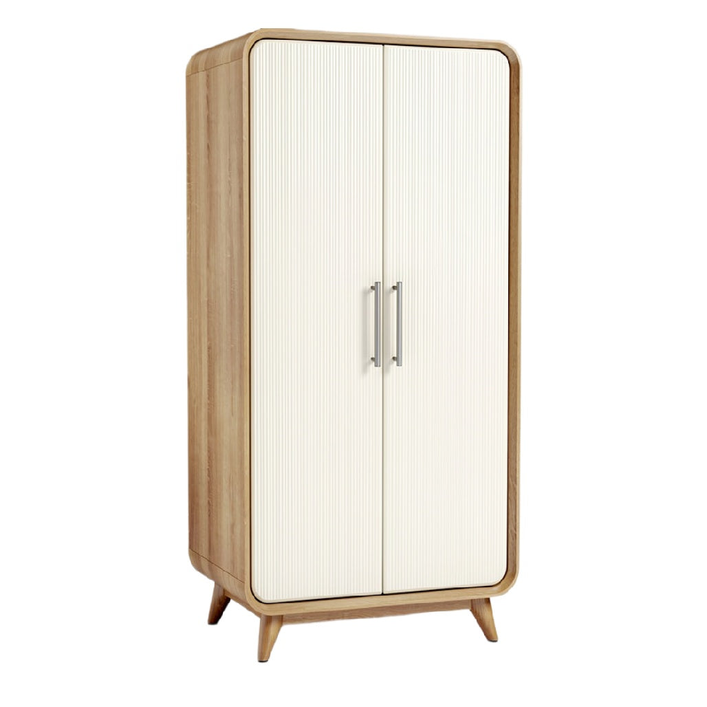 Moderne kast met houten elementen en witte deuren
